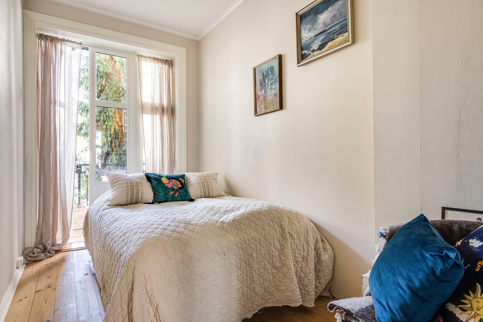 Soverommet vender ut mot borettslagets rolige bakgård. Galleribilde