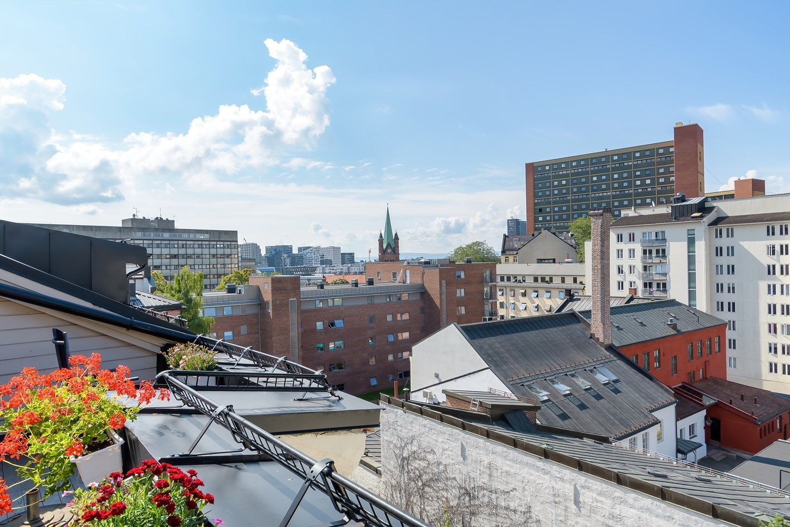 En fin plass å nyte en utendørs middag på sommerstid, med gode utsiktsforhold! Galleribilde