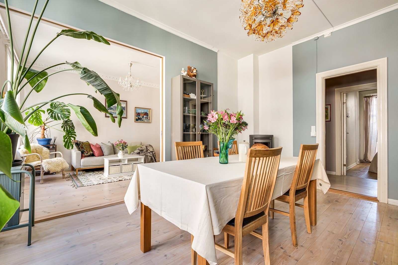 Leiligheten har en god og gjennomgående planløsning. Takhøyden på ca. 2,9 m bidrar til en luftig følelse. Galleribilde