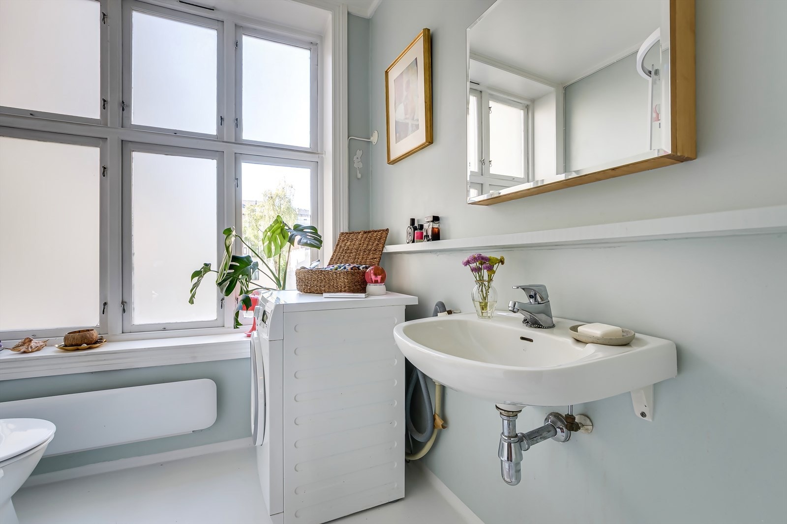 Badet er bl.a. utstyrt med dusjkabinett, klosett, servant og opplegg for vaskemaskin. Galleribilde