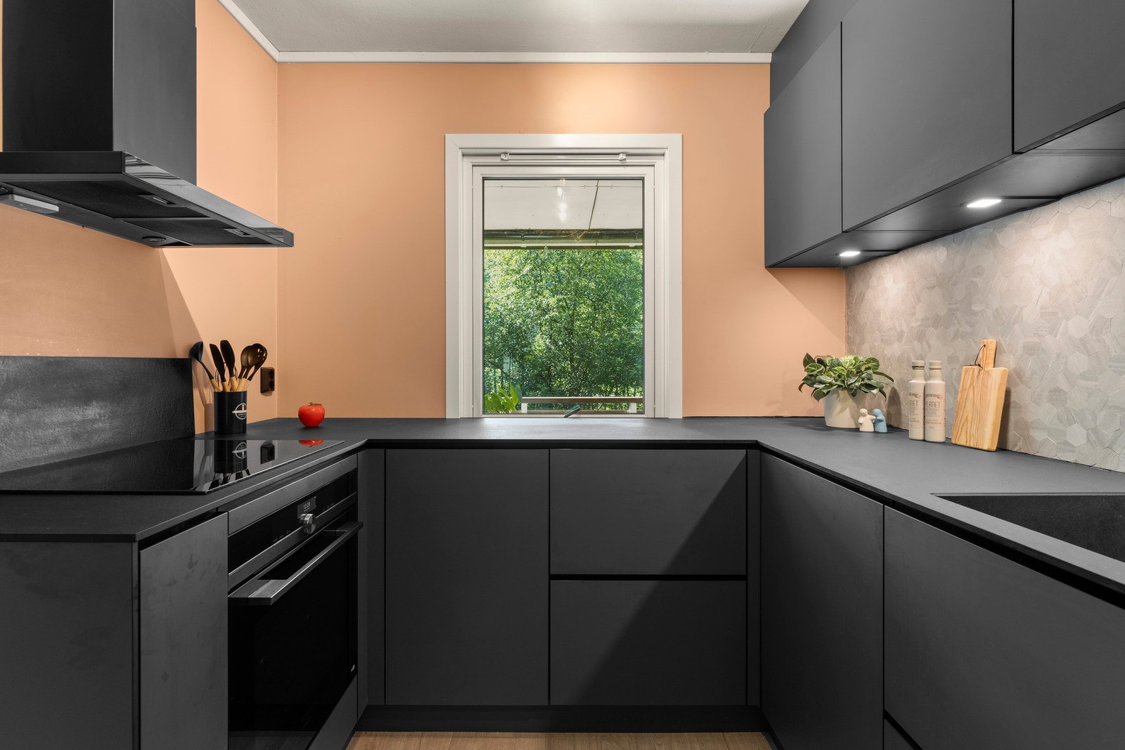 Kjøkkeninnredningen har en hendig utforming med takhøye skap og fine arbeidsflater. Galleribilde