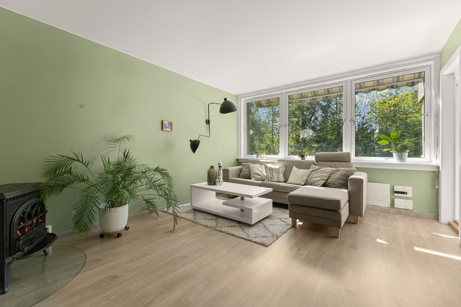 I den ene delen av stuen er det god plass til sofa og utgang til balkong. Galleribilde