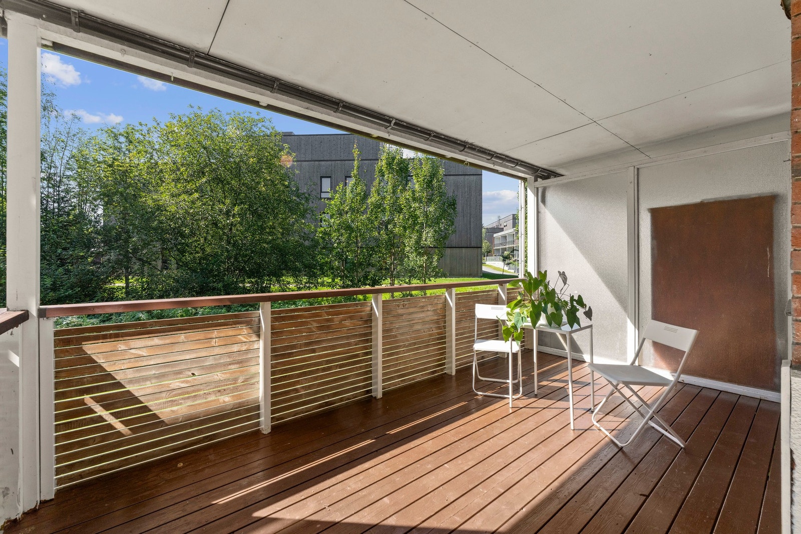 Sommerdagene kan tilbringes på en lun og forholdsvis usjenert balkong. Galleribilde