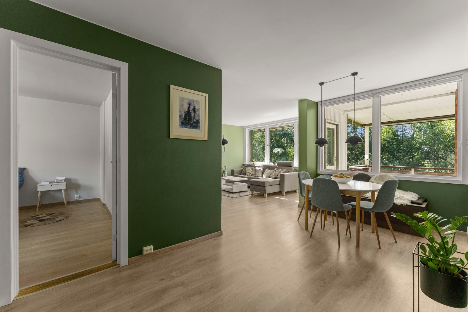 Fra entreen kommer man inn i en nydelig stue, oppdelt i to soner. Galleribilde