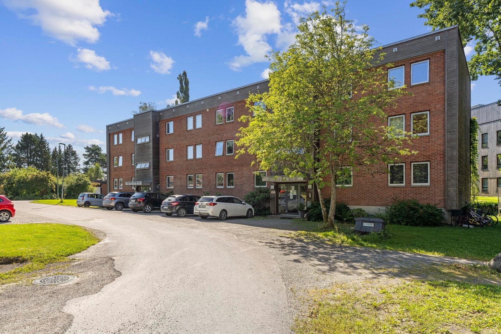 Kun 200m unna leiligheten ligger inngangen til skog og mark. Galleribilde