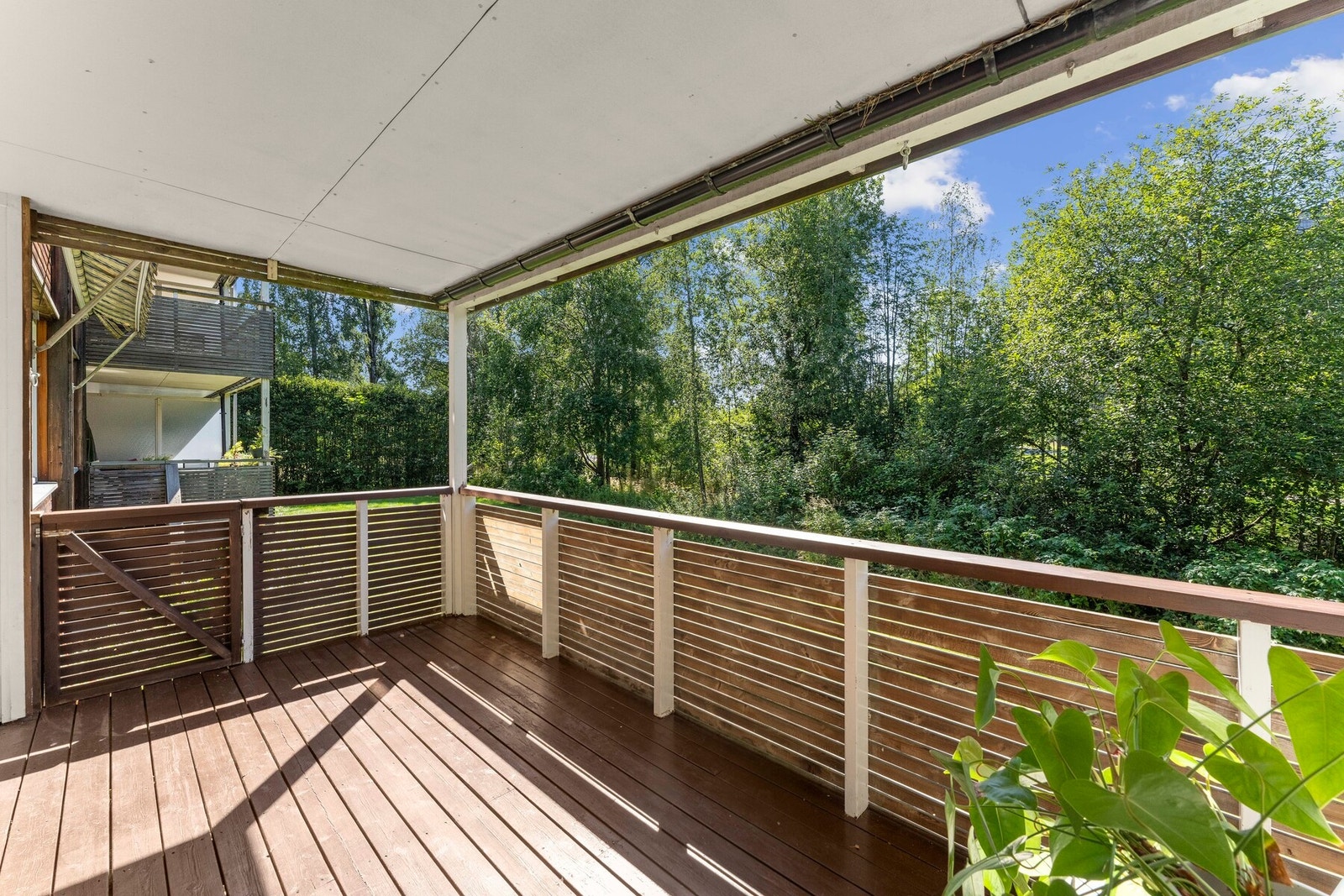 Balkongen har et areal på 14 kvm så her kan man fint få plass til sittegruppe, grill og blomsterkrukker. Galleribilde