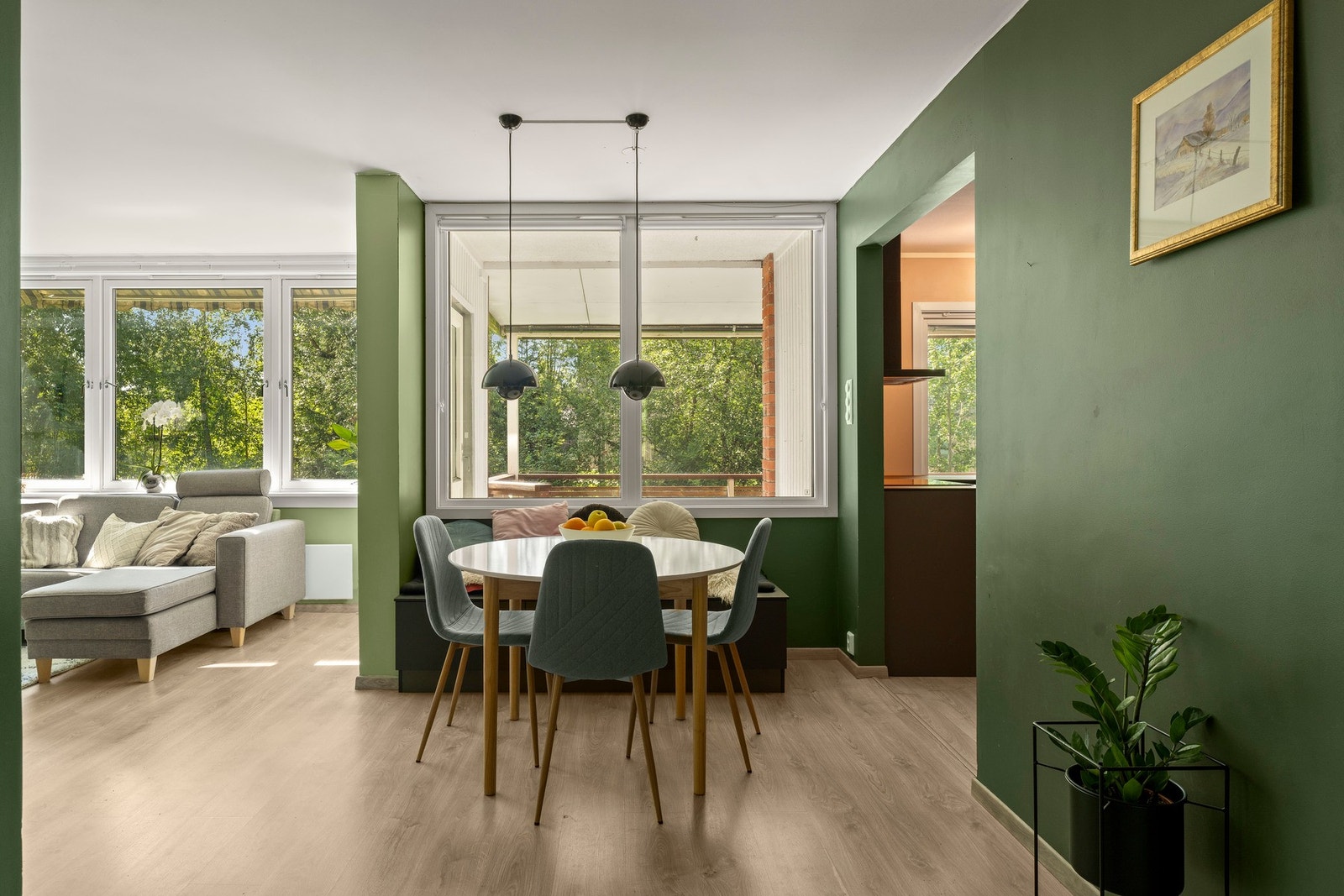 Hver stuesone får rikelig med dagslys via store vindusflater og veggflatene er malt ton-i-ton. Galleribilde