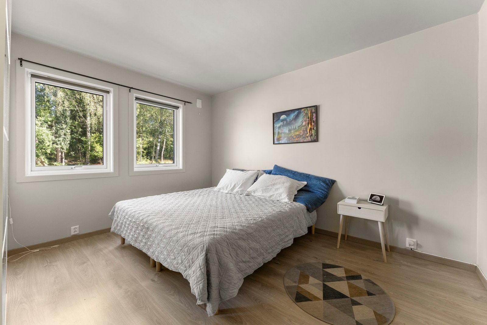 Hovedsoverommet har god plass til dobbeltseng og annet soveromsmøblement. Galleribilde