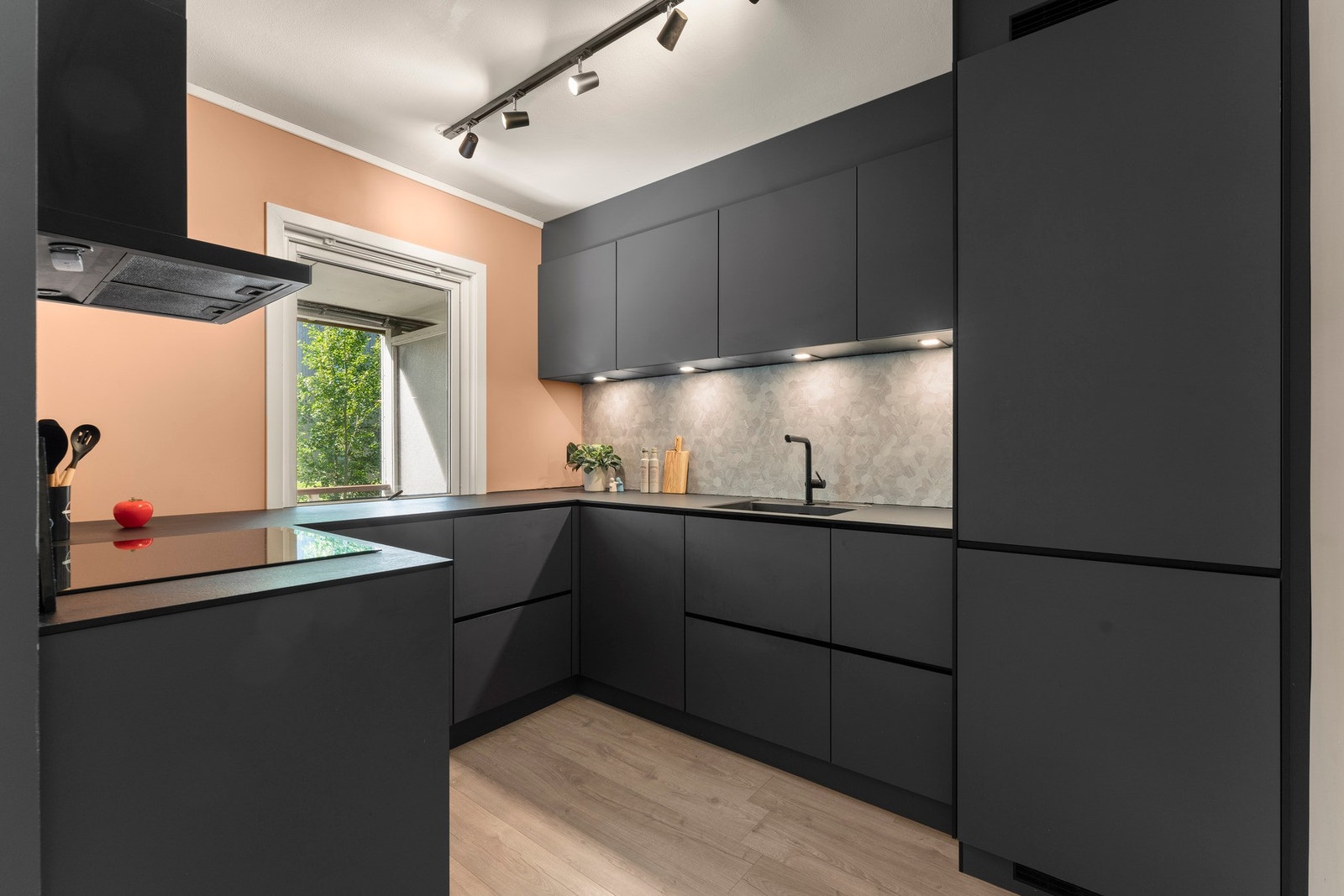 Kjøkkenet ligger plassert i eget rom og har en lekker Kvik-innredning fra 2021. Galleribilde