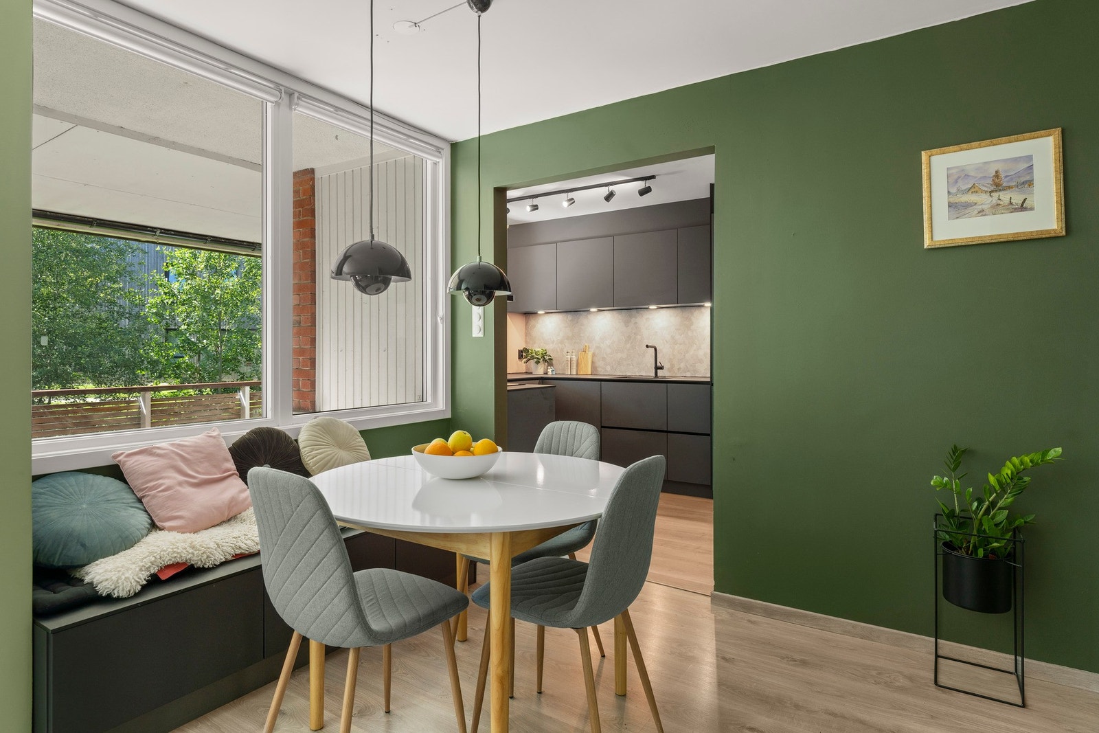 I sonen nærmest kjøkkenet er det rom for et spisebord hvor man kan samle familie og venner til hyggelige sammenkomster. Galleribilde