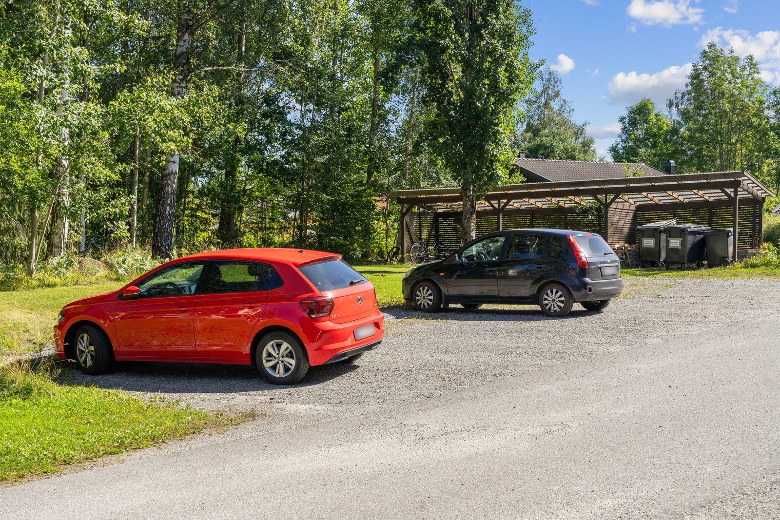 Rett utenfor blokken er det felles parkeringsplass, hvor bilen parkeres etter "førstemann til mølla" prinsippet. Galleribilde