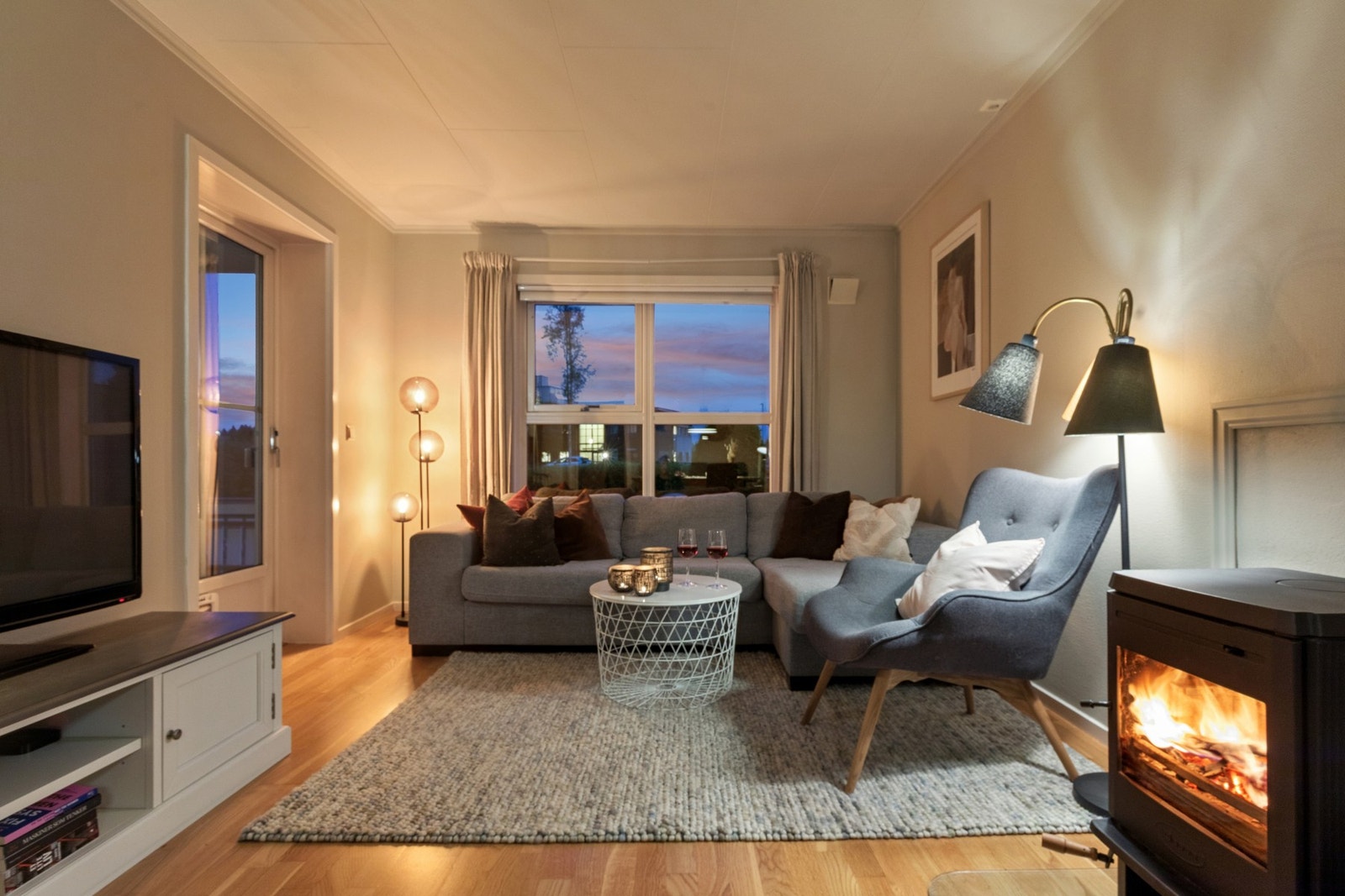 Boligen ligger i et attraktivt og veletablert boligområde rett utenfor Jessheim sentrum - et område som kombinerer nærhet til bylivets fasiliteter med flotte rekreasjonsmuligheter. Galleribilde