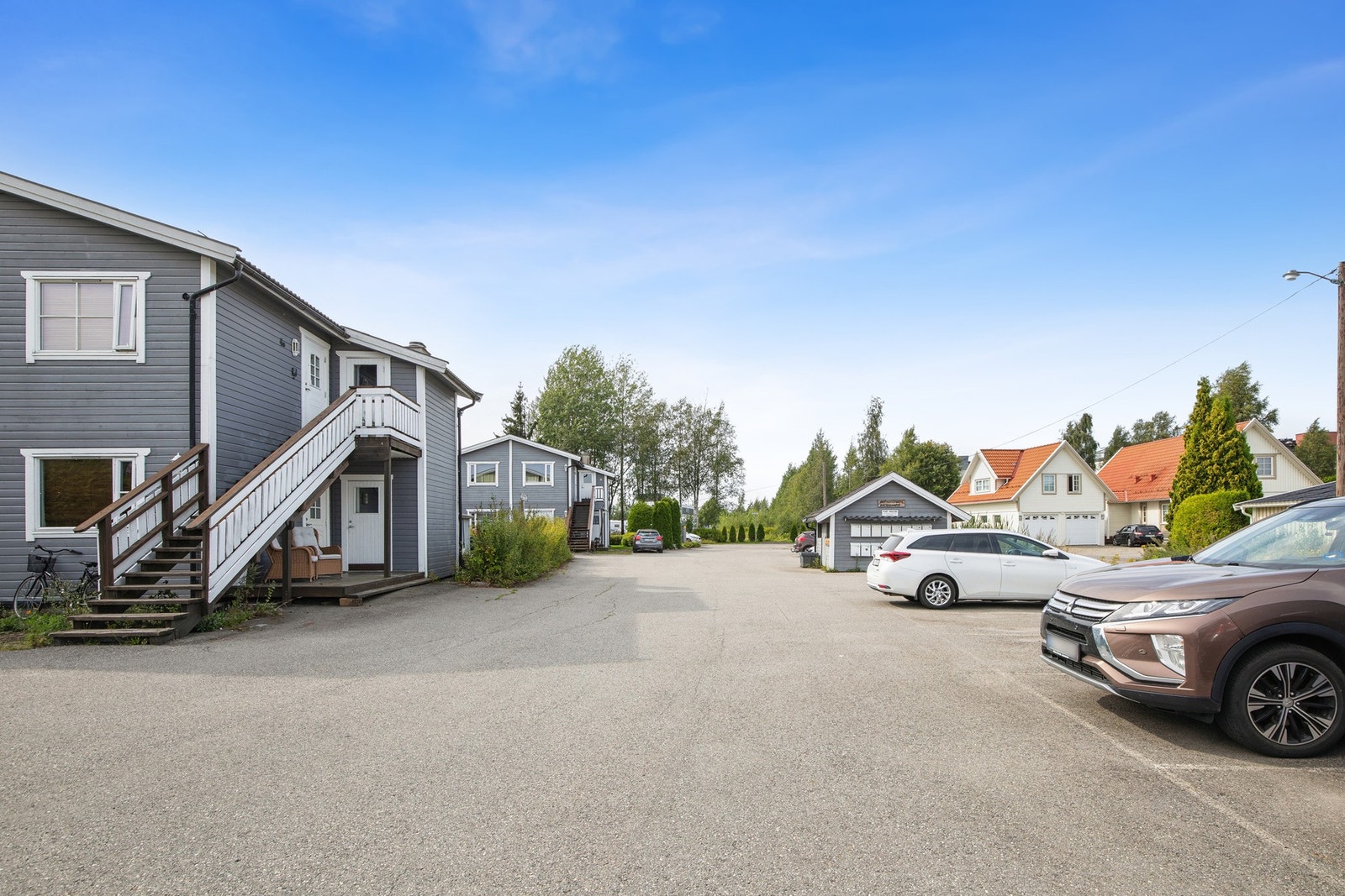 Biloppstillingsplass på felles parkeringplass. Galleribilde