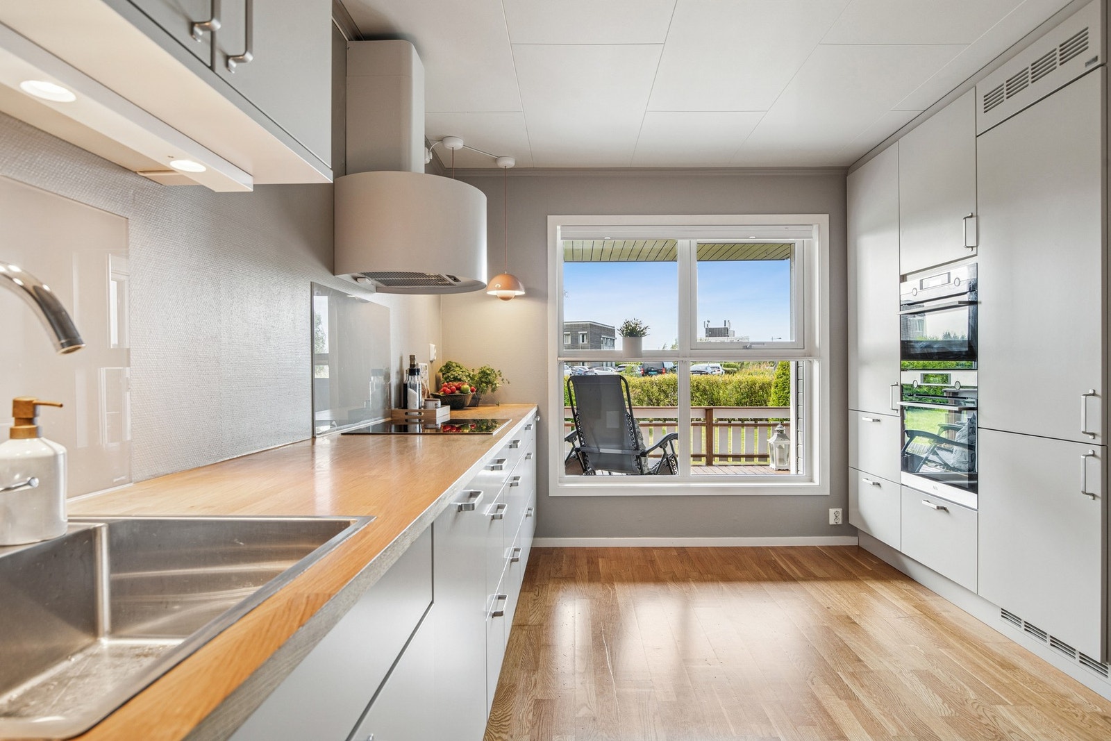 Her har du rikelig med skap- og benkeplass. Galleribilde