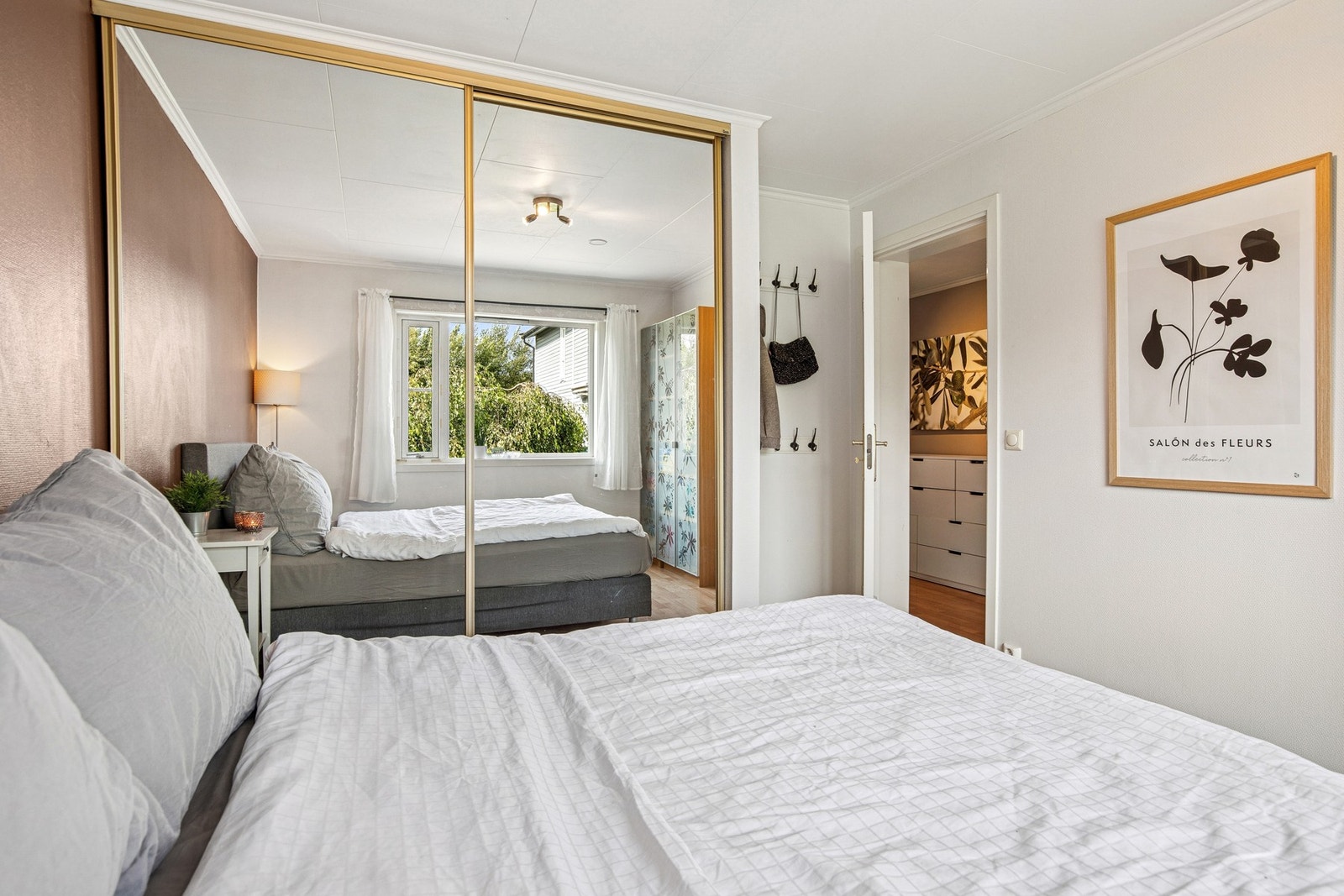 Soverommet har en skyvedørsgarderobe for ekstra oppbevaring. Galleribilde