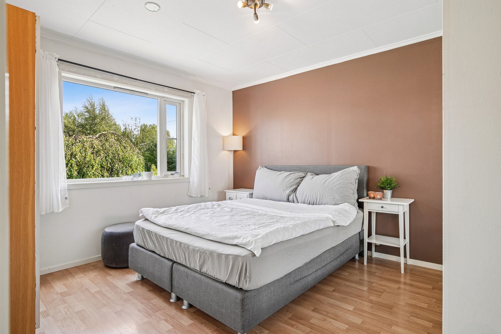 Hovedsoverommet har god størrelse. Her kan du innrede med stor seng, nattbord og garderobeskap. Galleribilde