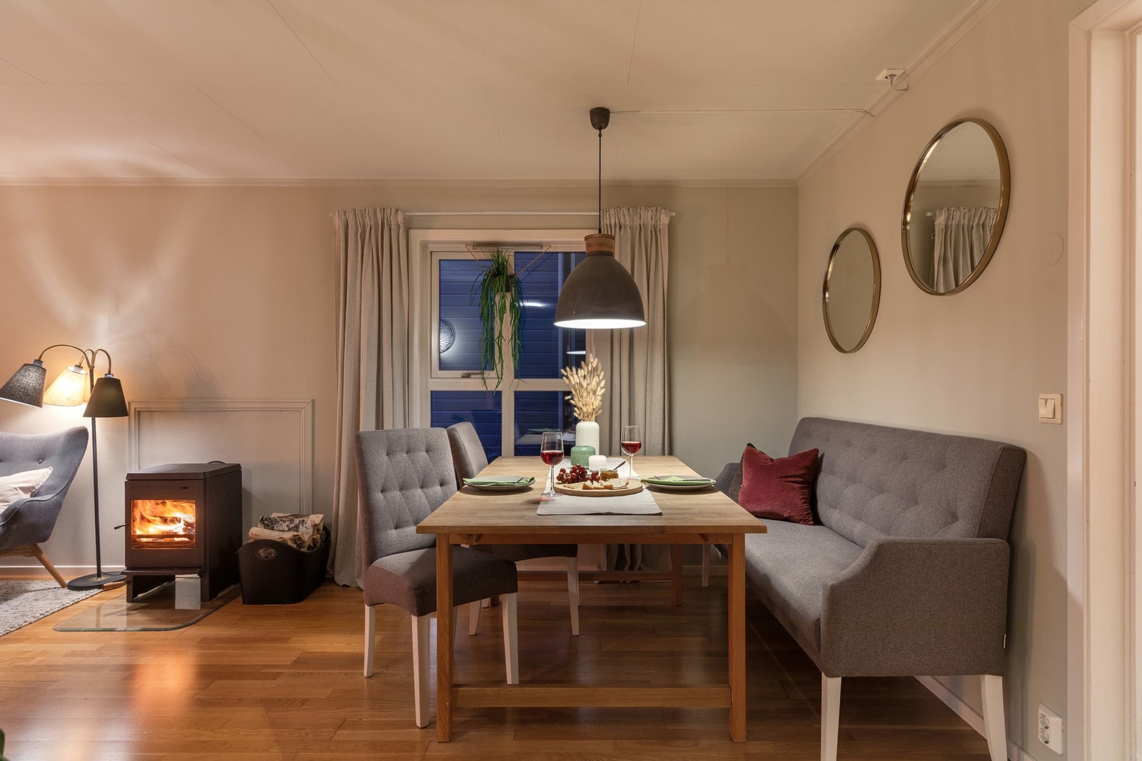 Hyggelig kveldsstemning i stuen. Galleribilde