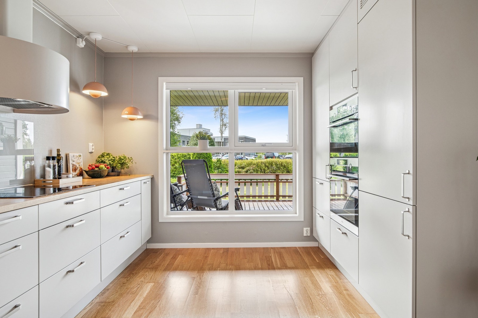 Innredningen er fra 2022 med glatte fronter. Benkeplate av tre. Nedfelt oppvaskkum med ett-greps kjøkkenarmatur. Benkeskapsbelysning og stikkontakter over kjøkkenbenk. Integrert stekeovn, platetopp, oppvaskmaskin, mikrobølgeovn og kjøleskap med fryser. Galleribilde