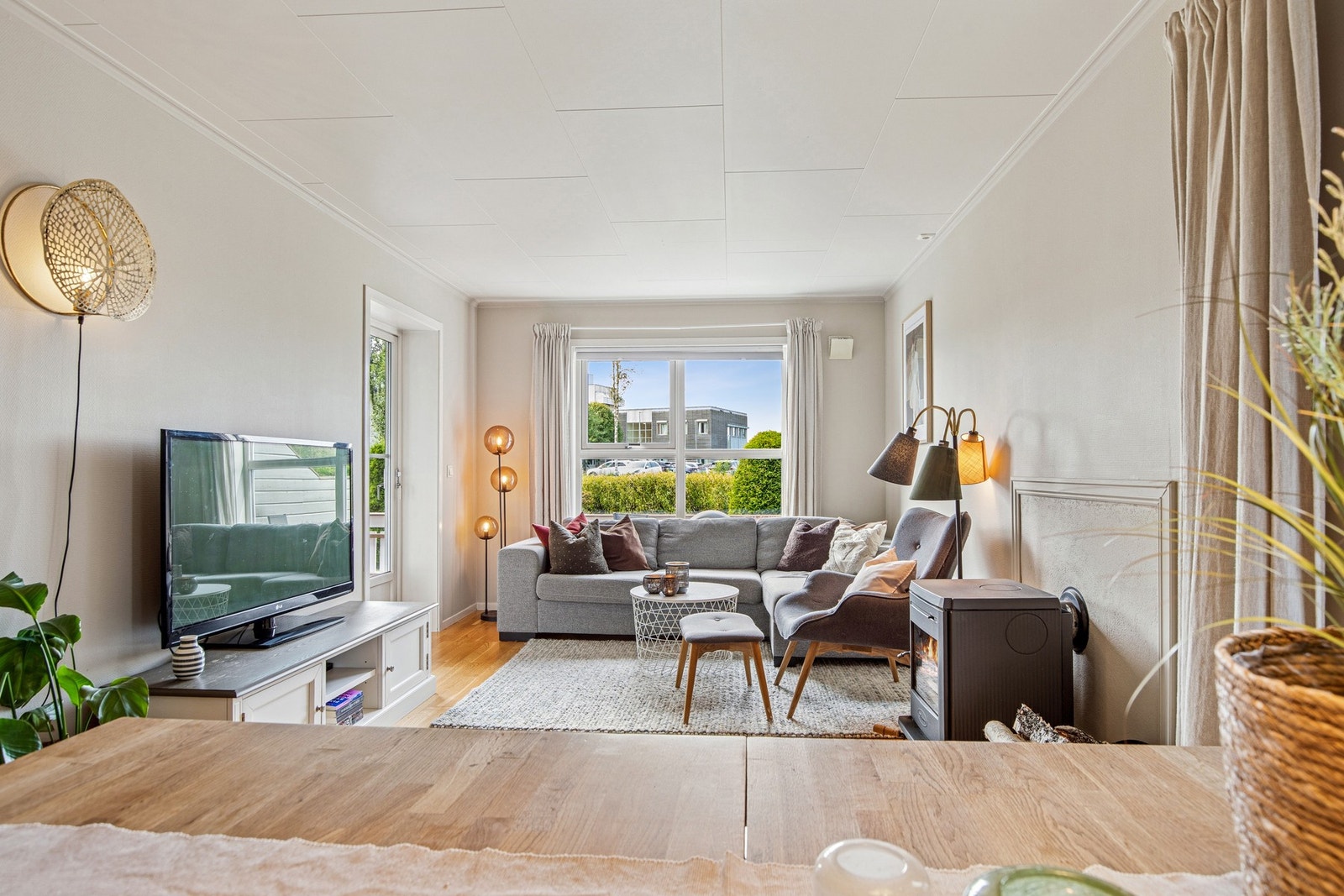 Stuen har plass til diverse møbler slik som sofa, stuebord, spisebord, stoler, TV- og benk. Galleribilde