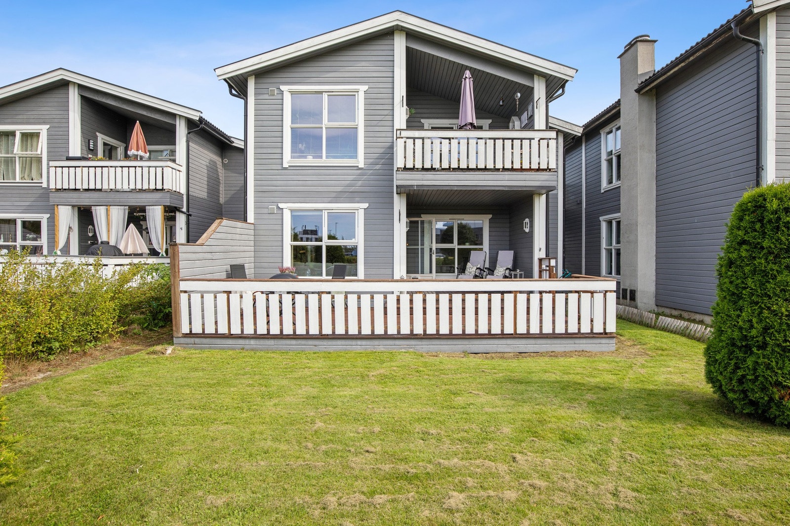 Boligen ligger i et attraktivt og veletablert boligområde rett utenfor Jessheim sentrum - et område som kombinerer nærhet til bylivets fasiliteter med flotte rekreasjonsmuligheter. Galleribilde