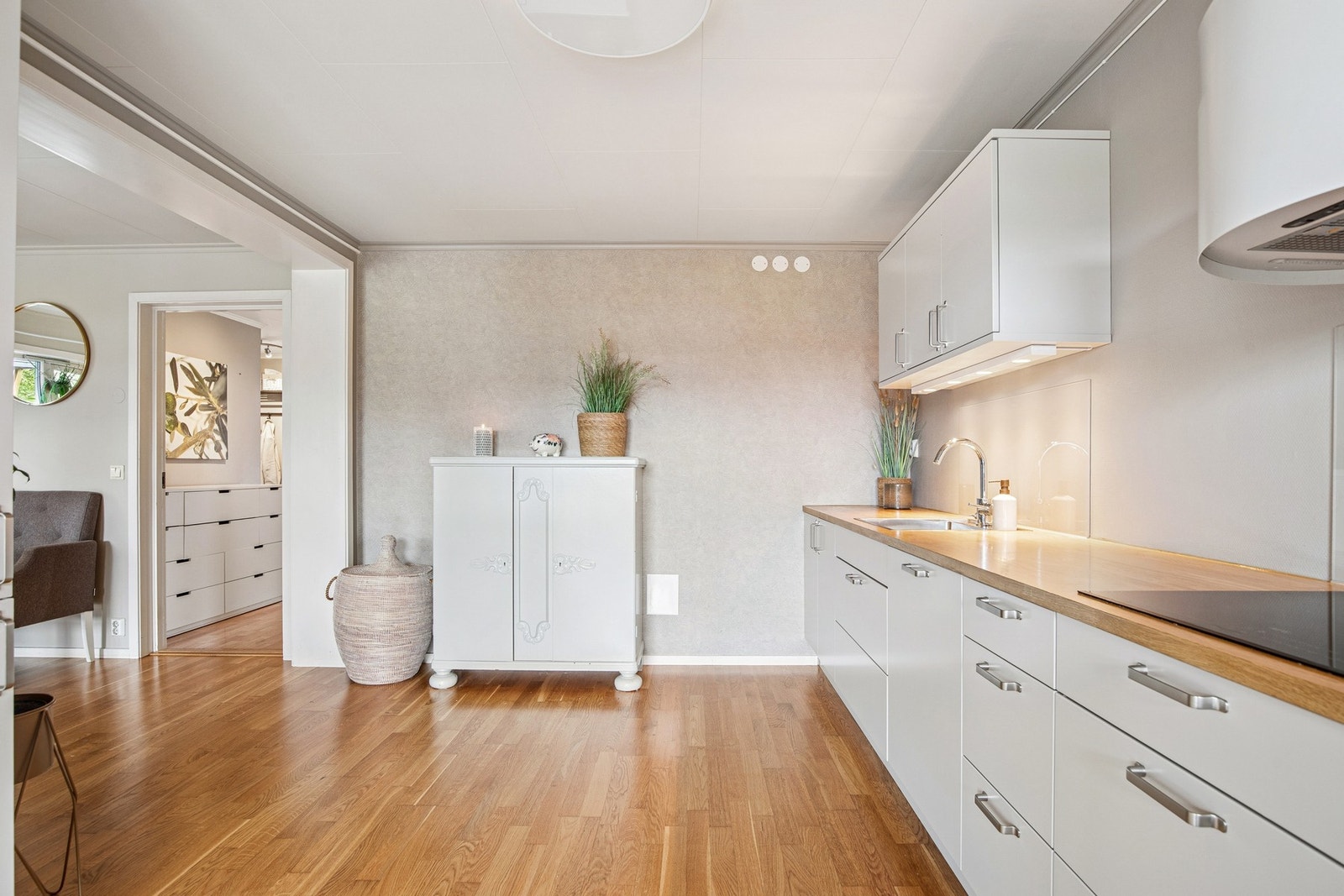 Montert belysning under overskap. Galleribilde