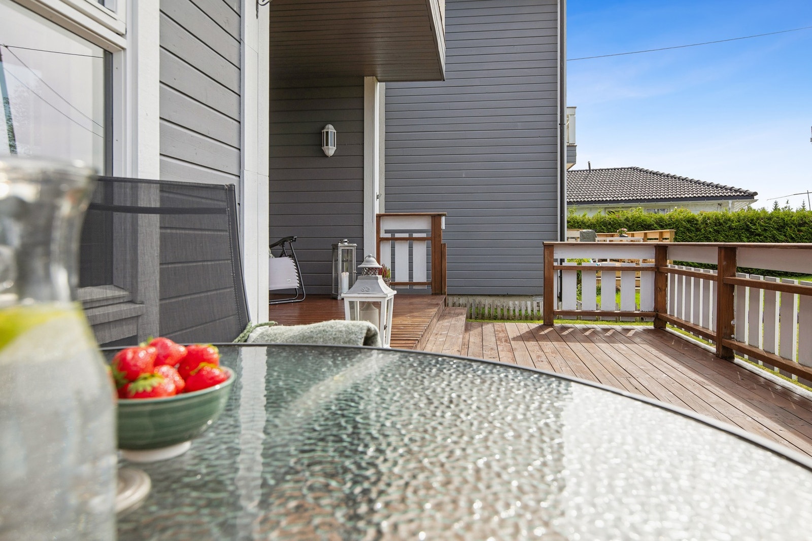 Uteplassen kan innredes med diverse utemøbler slik som sittegruppe, utebord, stoler og grill. Galleribilde