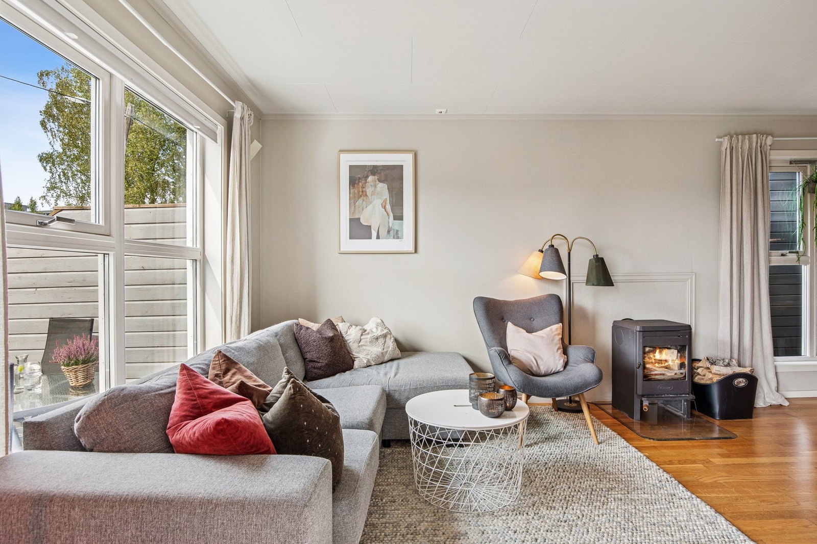 De store vindusflatene bringer rikelig med naturlig lys inn i boligen. Galleribilde