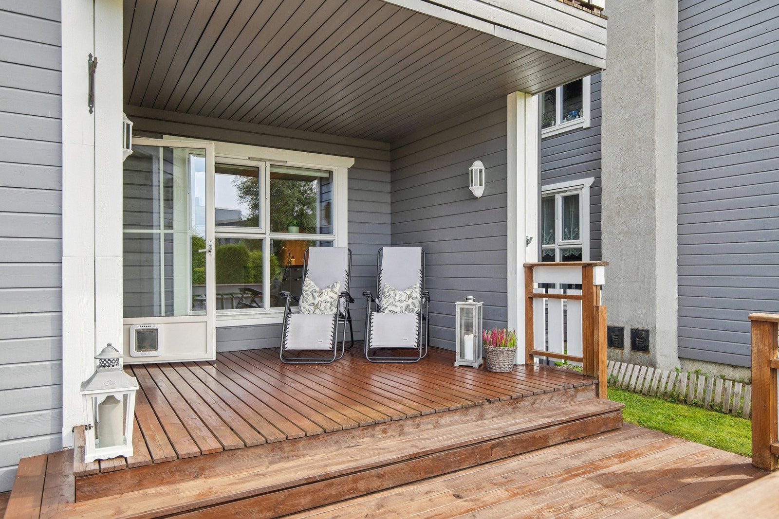 Leiligheten har en stor og solrik terrasse på 27 kvm og en hagedel. Galleribilde