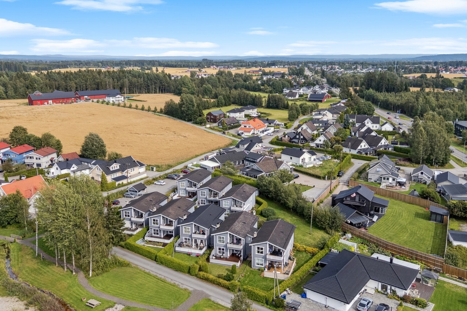 Her har du gangavstand til det meste du trenger i hverdagen, samtidig som sentrum kun er ca. 2 km unna. Familier vil sette pris på at området har barnehager og skoler på alle trinn i nærheten. Galleribilde