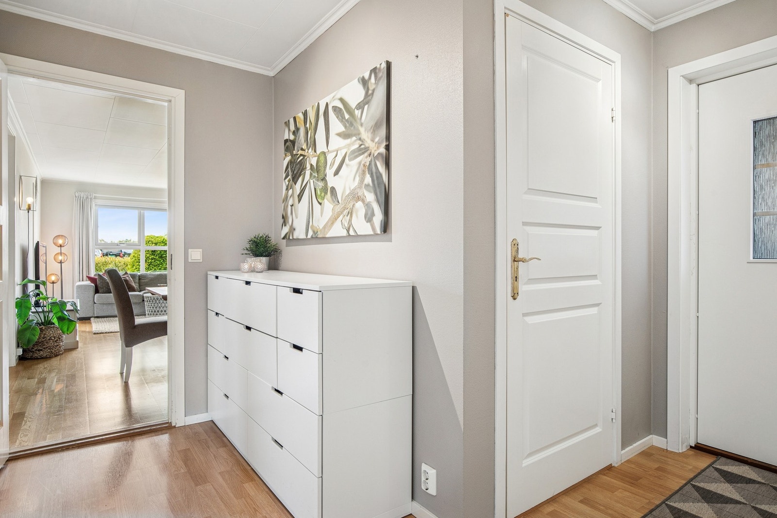 Gang med plass til kommode eller skap for ekstra oppbevaring. Galleribilde