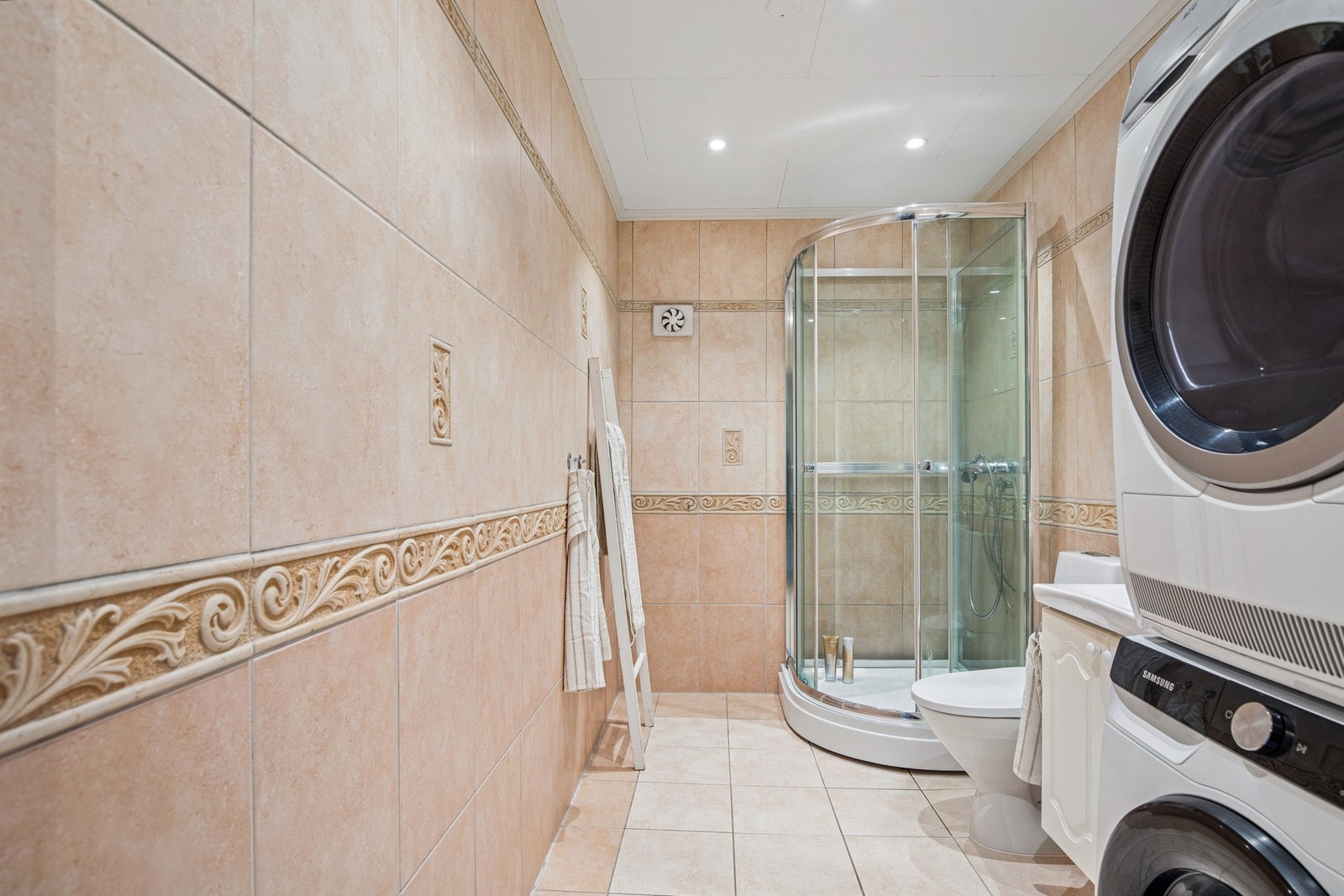 Flislagt bad med gulvvarme. Opplegg for vaskemaskin. Galleribilde