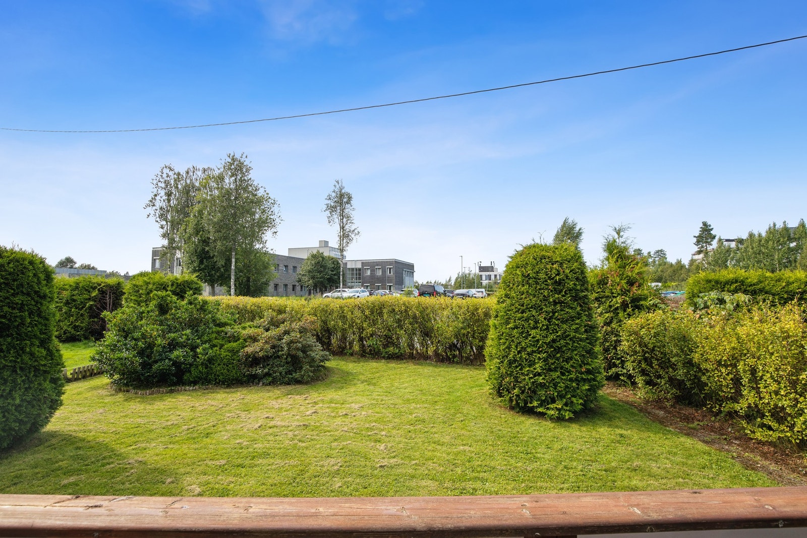 Terrasse og utsikt til hage Galleribilde