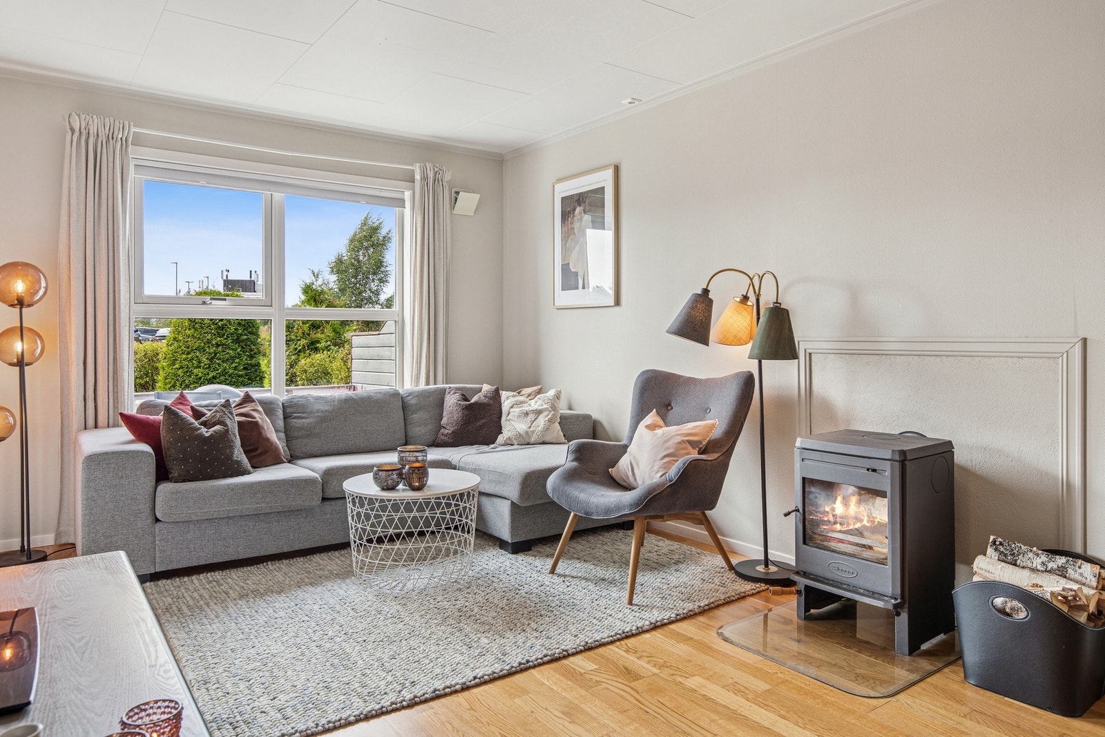 Her kan du slappe av og kjenne varmen fra peisen. Galleribilde