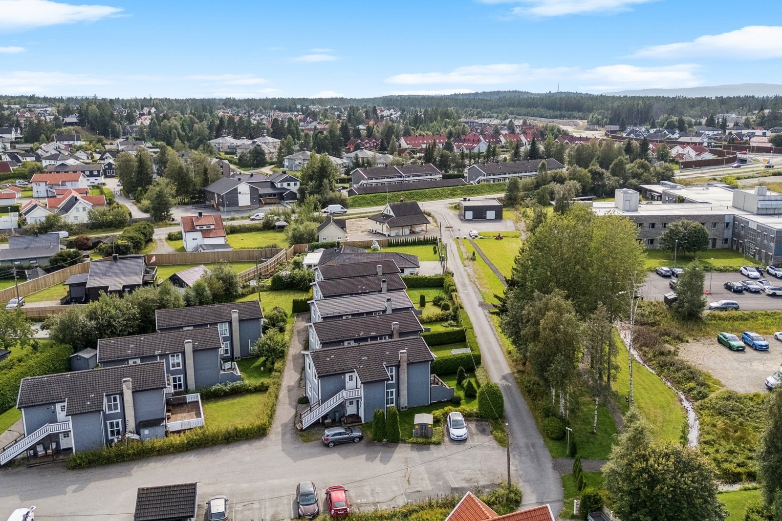 I Jessheim sentrum finner du et bredt servicetilbud med kjøpesenter, dagligvarebutikker, koselige kaféer og restauranter, treningssentre, kulturtilbud og alle nødvendige offentlige tjenester. Byen er i stadig vekst og byr på et levende sentrum med noe for Galleribilde