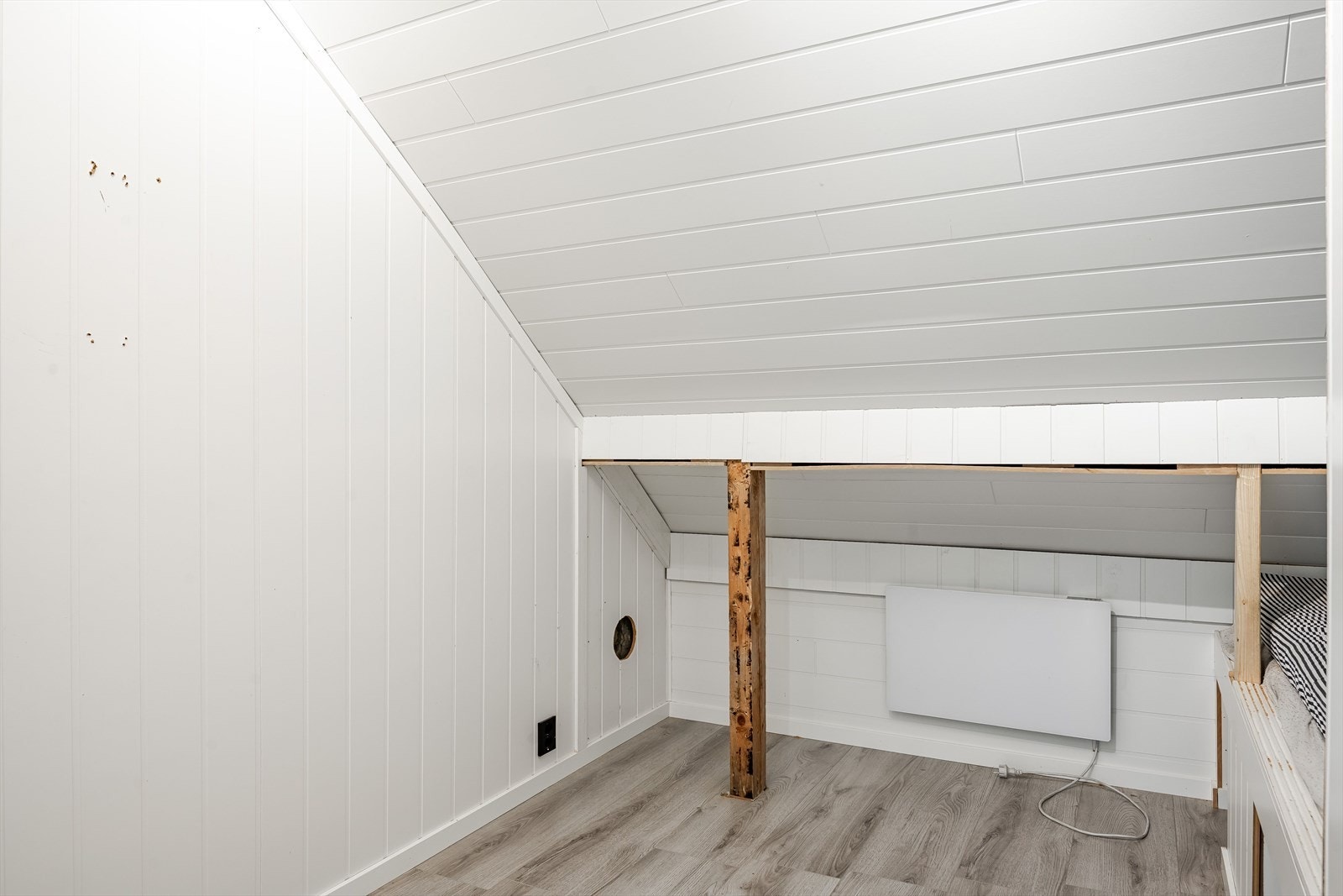 Rommet tilfredsstiller ikke krav til dagslysflate og er ikke godkjent til varig opphold. Se pkt. "Ferdigattest/brukstillatelse" for mer informasjon. Galleribilde