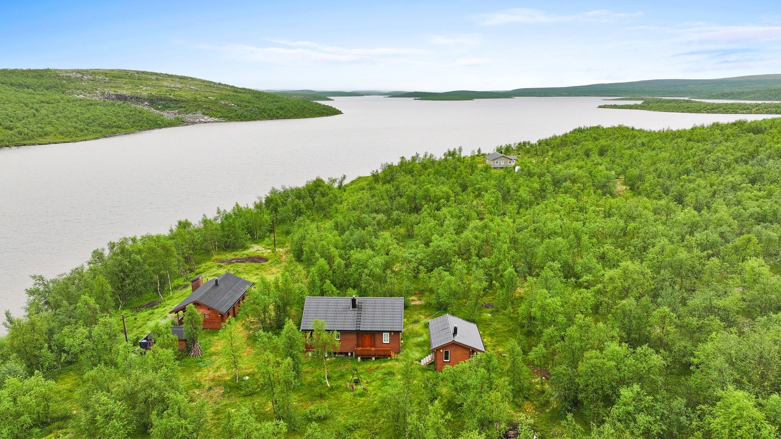 Det er scooterløype langs vannet. Her kan man kjøre til Masi, Kautokeino, Karasjok osv. Galleribilde