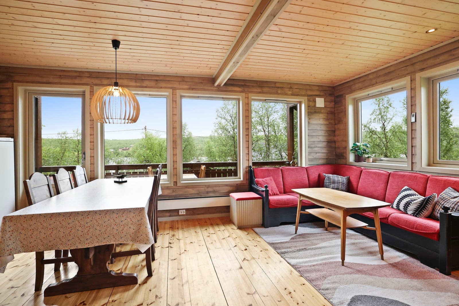 Hytta har et areal på 48 m² som inkluderer entre/gang, stue, kjøkken, bod, omkledningsrom, 2 soverom og 2 rom på hems. Galleribilde