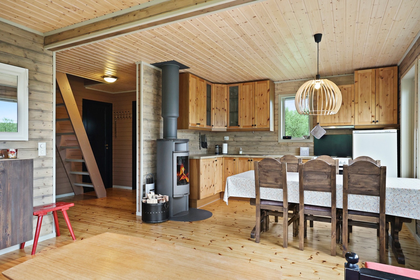 Det er trepanel på vegger og tregulv som byr på en koselig hyttefølelse. Galleribilde