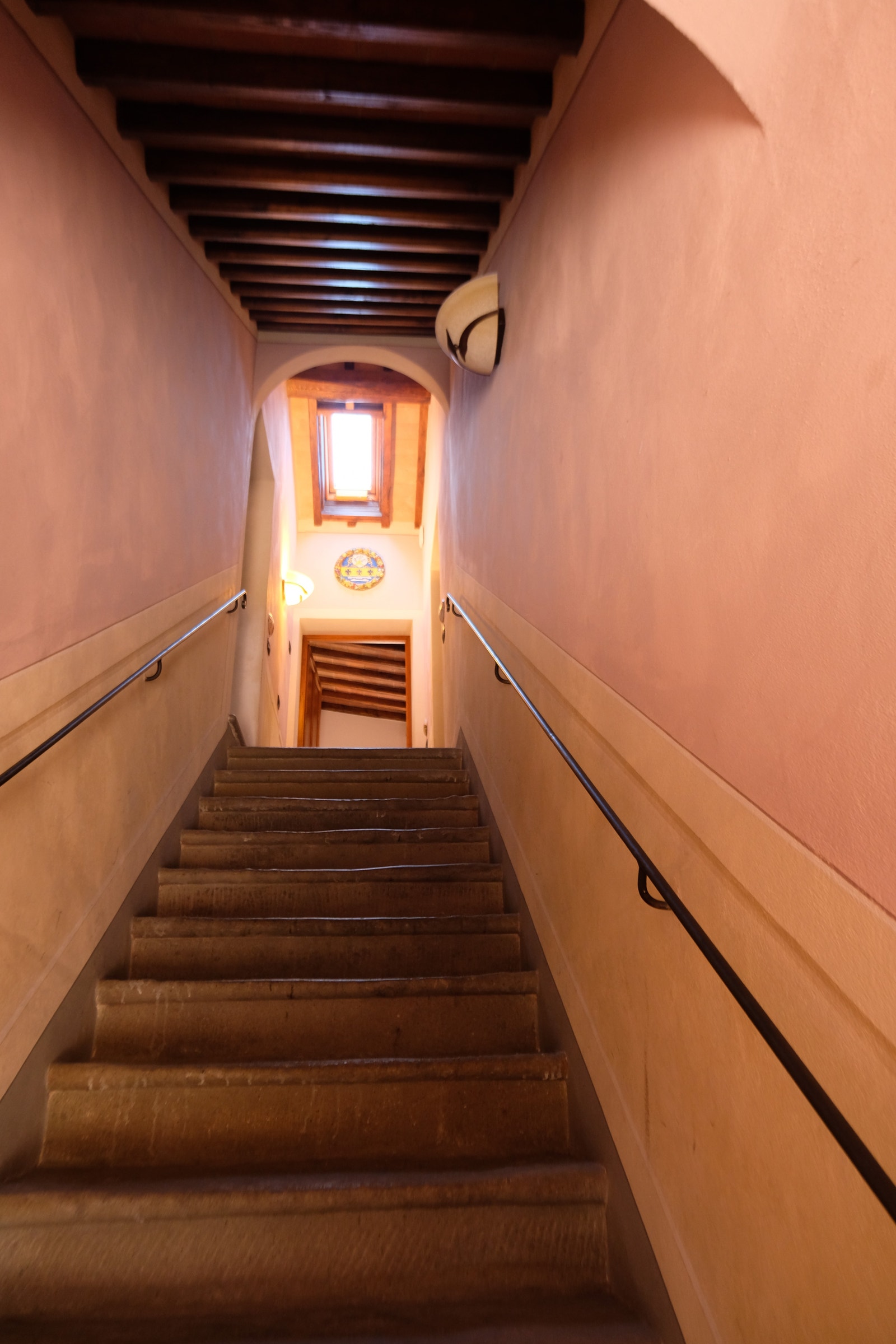 Felles trappe-oppgang fra gate. Galleribilde