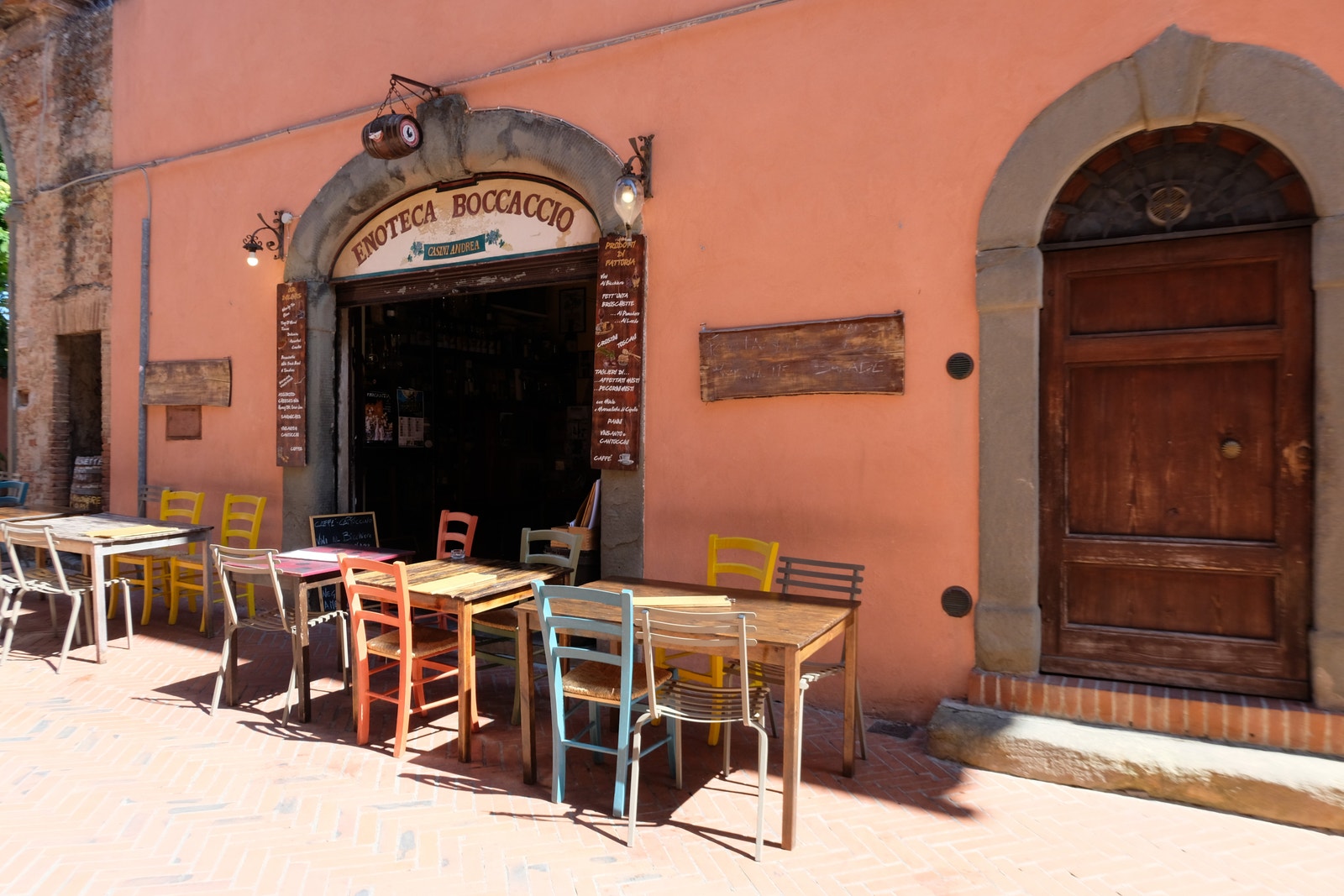 Kafeer og restauranter rett utenfor døren. Galleribilde