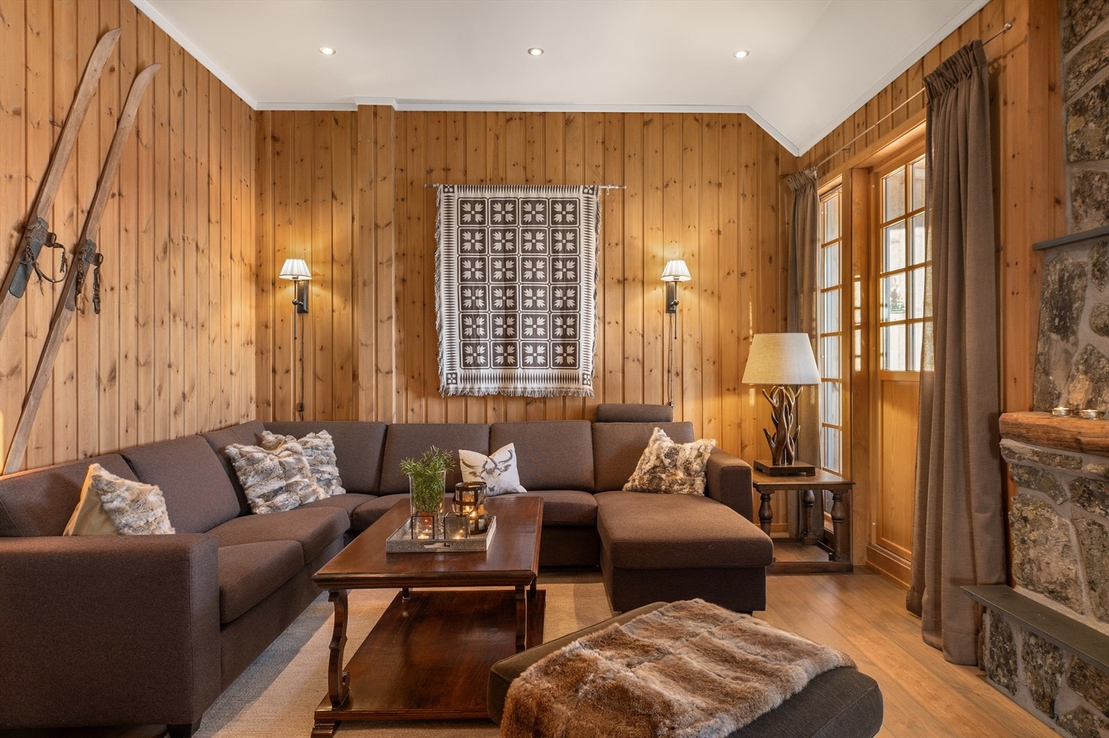 Det er parkett med furuoverflate på gulvet og panel på veggene. Innvendige overflater er fargesatt av interiørarkitekt Annett Sturk. Galleribilde