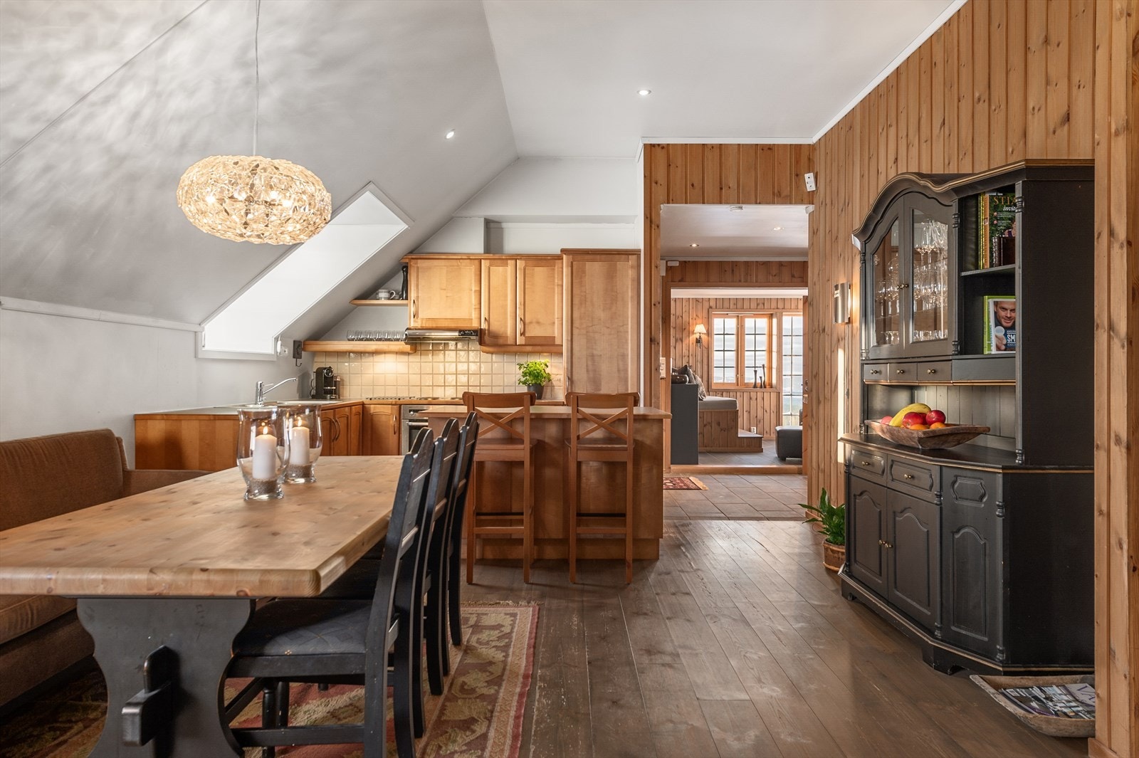 Velkommen inn -Mellom de to stuene og kjøkken er det god plass til en stor spisegruppe for hyggelige selskaper. Galleribilde