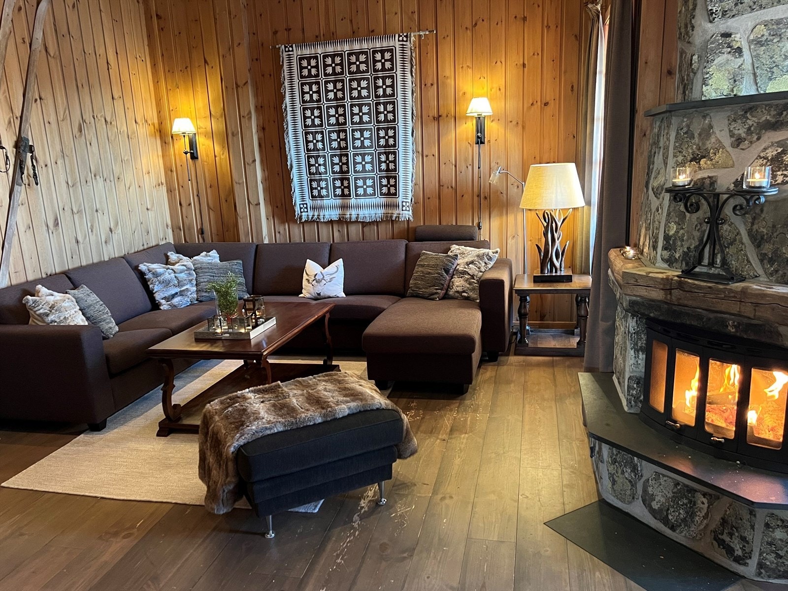 Stuen er utstyrt med en praktisk peis som sørger for ekstra varme og hygge på kalde dager. (Foto: privat) Galleribilde