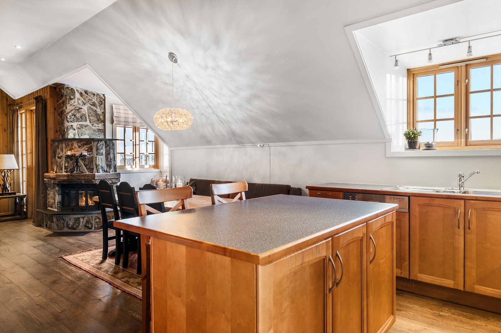 En praktisk kjøkkenøy sørger for ekstra sitteplasser, benkeplass og lagringsmuligheter. Galleribilde