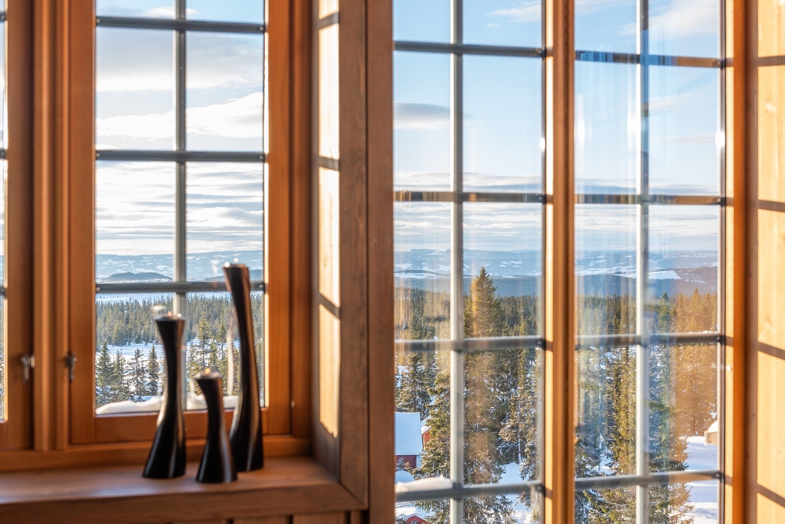 Vindusflatene sørger for nydelig fjellblikk. Galleribilde