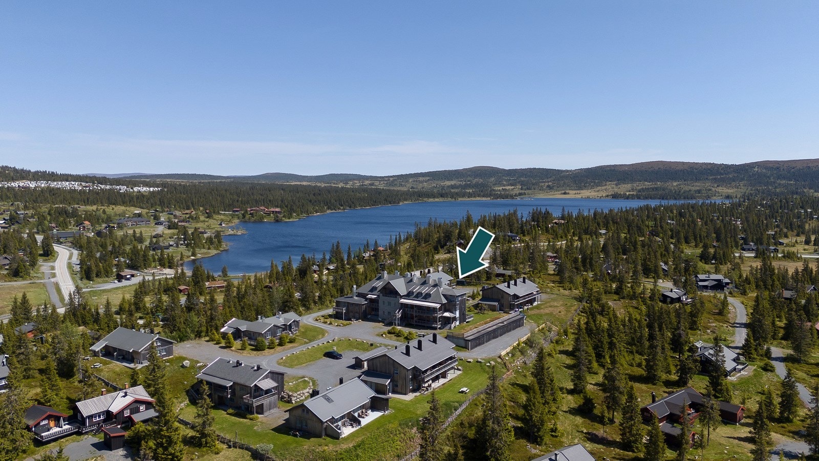 Leiligheten ligger i et tidligere hotellbygg fra ca. 1950-tallet, som ble renovert og seksjonert i 2002 til 12 eierleiligheter. Galleribilde