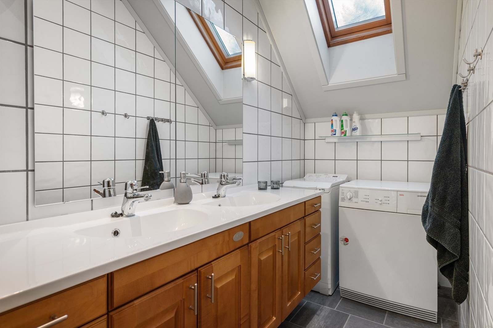 Rommet har opplegg for vaskemaskin og plass til tørketrommel. Galleribilde