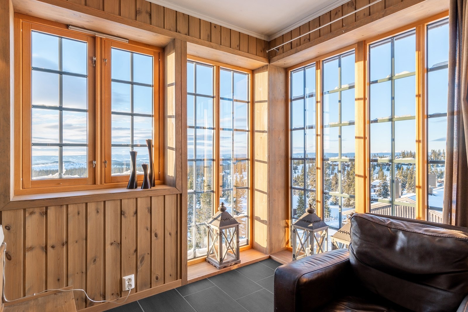 Stue 2 har fantastisk utsikt mot syd og vest. Stuen var opprinnelig en balkong, som i 2015 ble innlemmet i leiligheten. Galleribilde