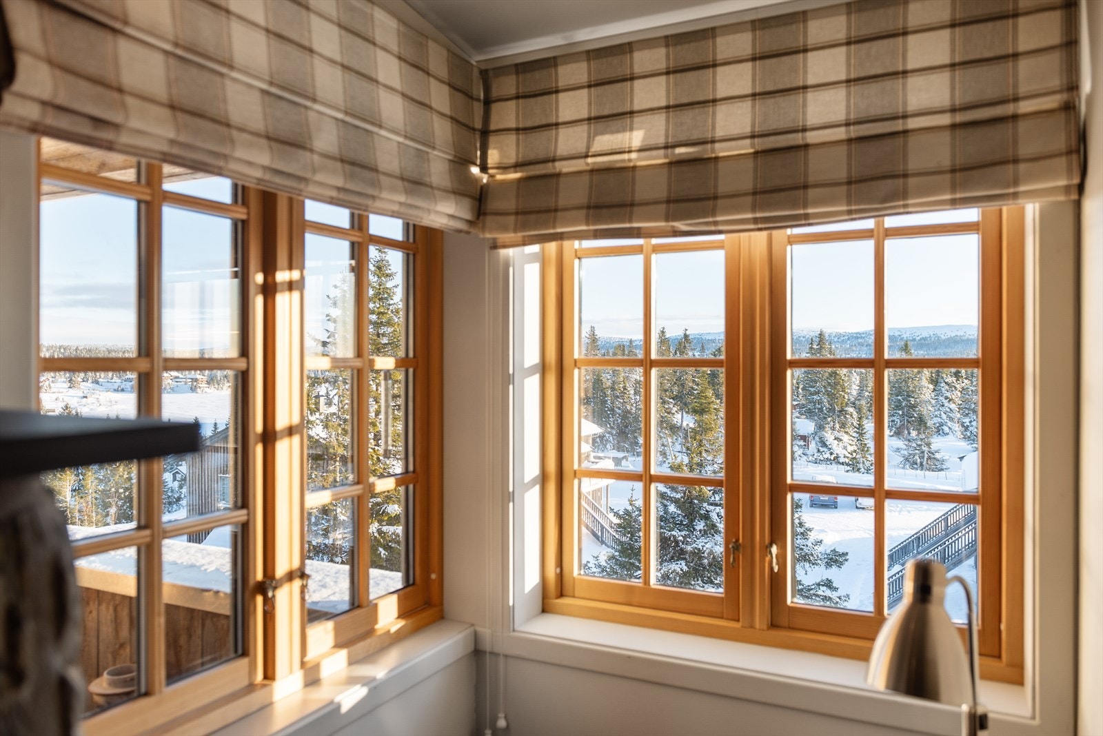 De store vindusflatene sørger for rikelig med naturlig lys og en luftig romfølelse. Galleribilde