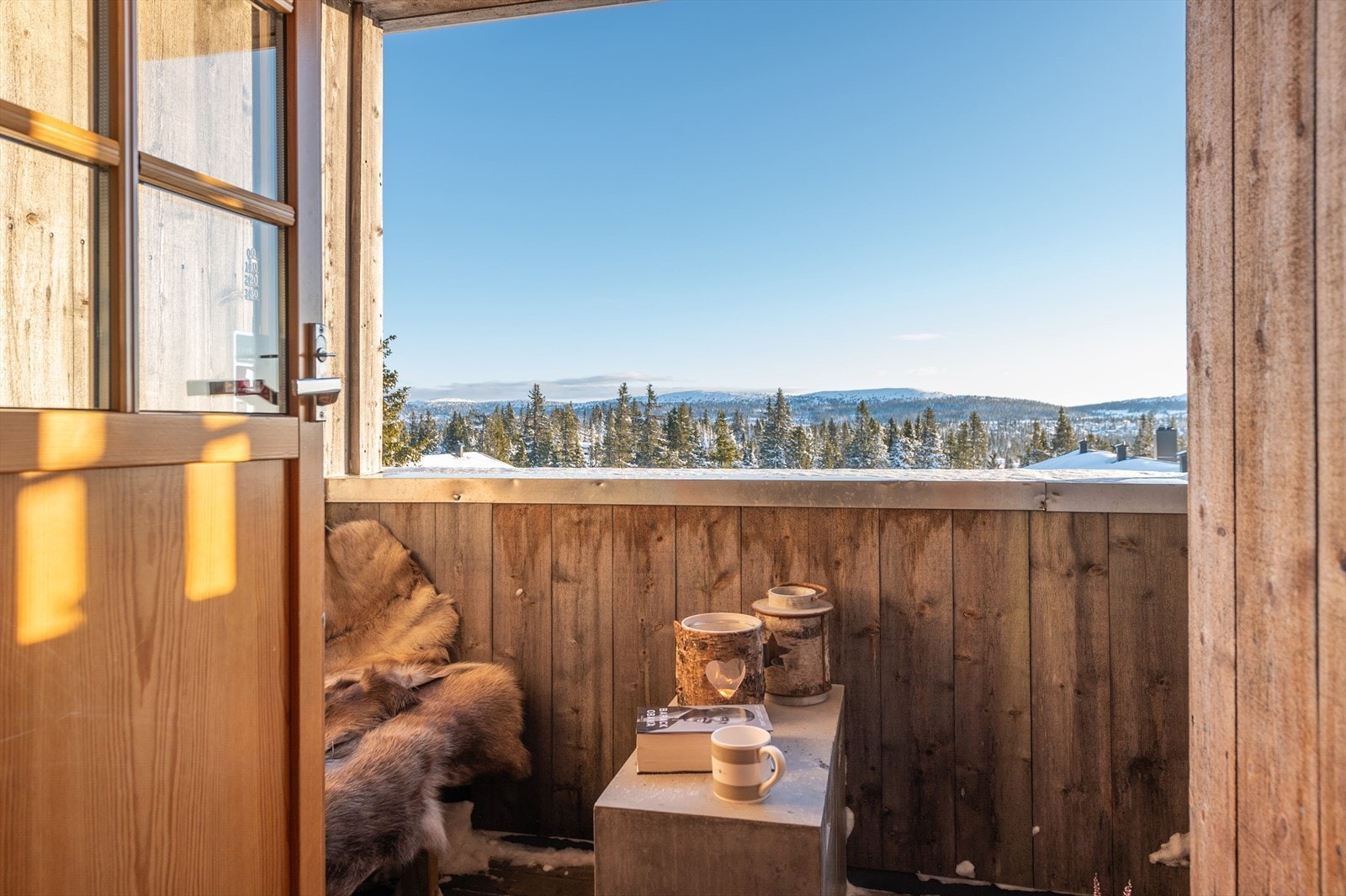 Fra stuen er det utgang til en liten balkong på ca. 3 m², vendt mot øst. Galleribilde